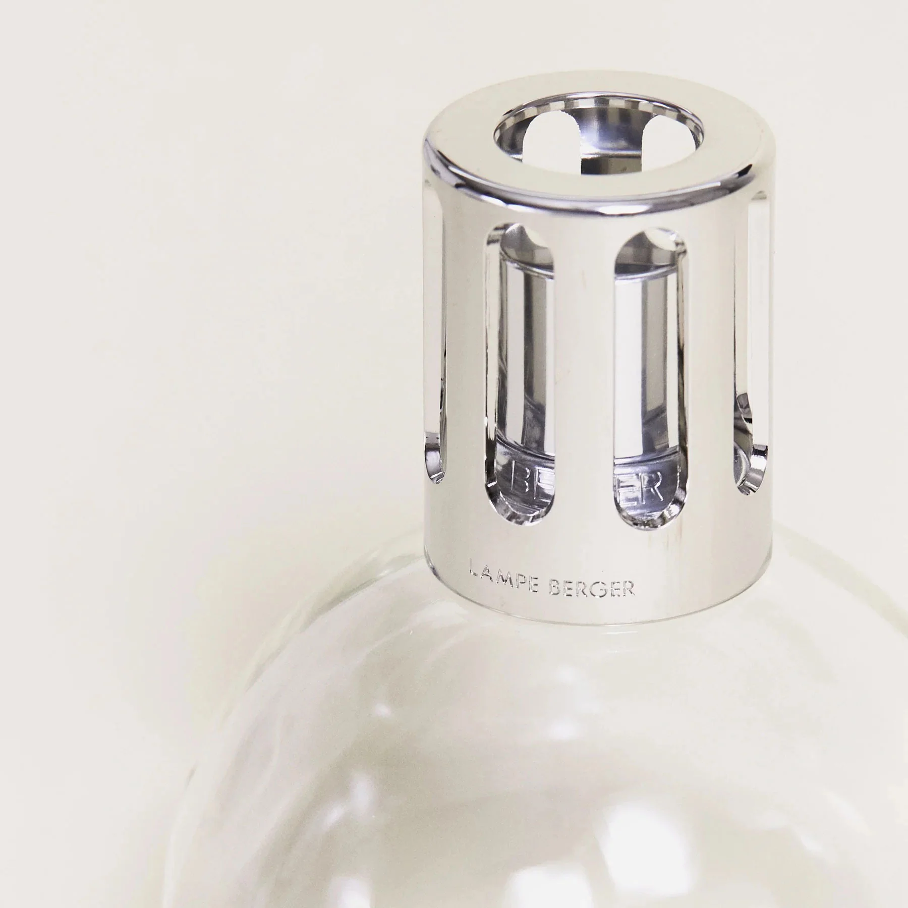 LAMPE BERGER Lampada Catalitica Cofanetto Essentielles Ronde Rotondo con 2 Flaconi 250ml Neutro e Caresse de Coton - Image 4