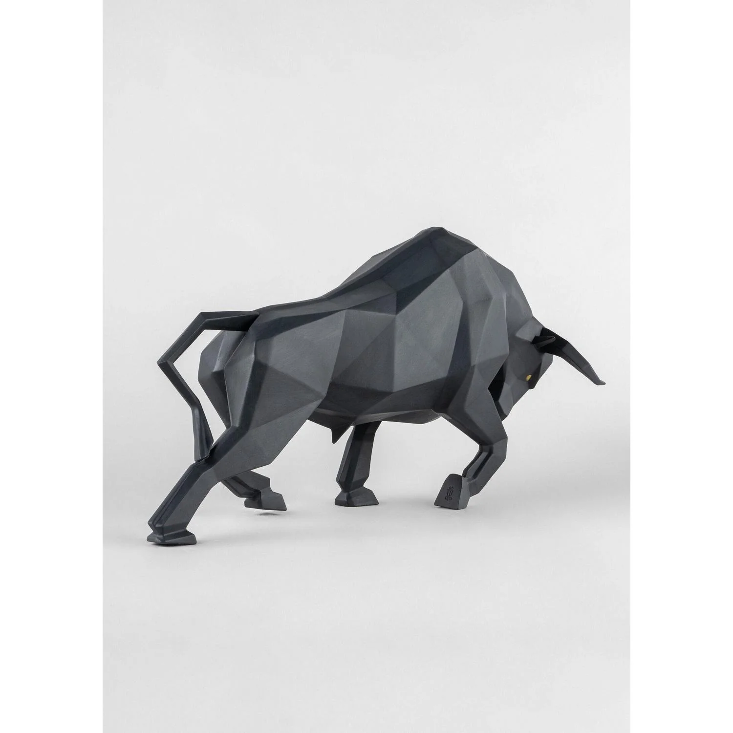 LLADRO' Scultura Toro Nero Opaco 24x50cm Porcellana - Image 3