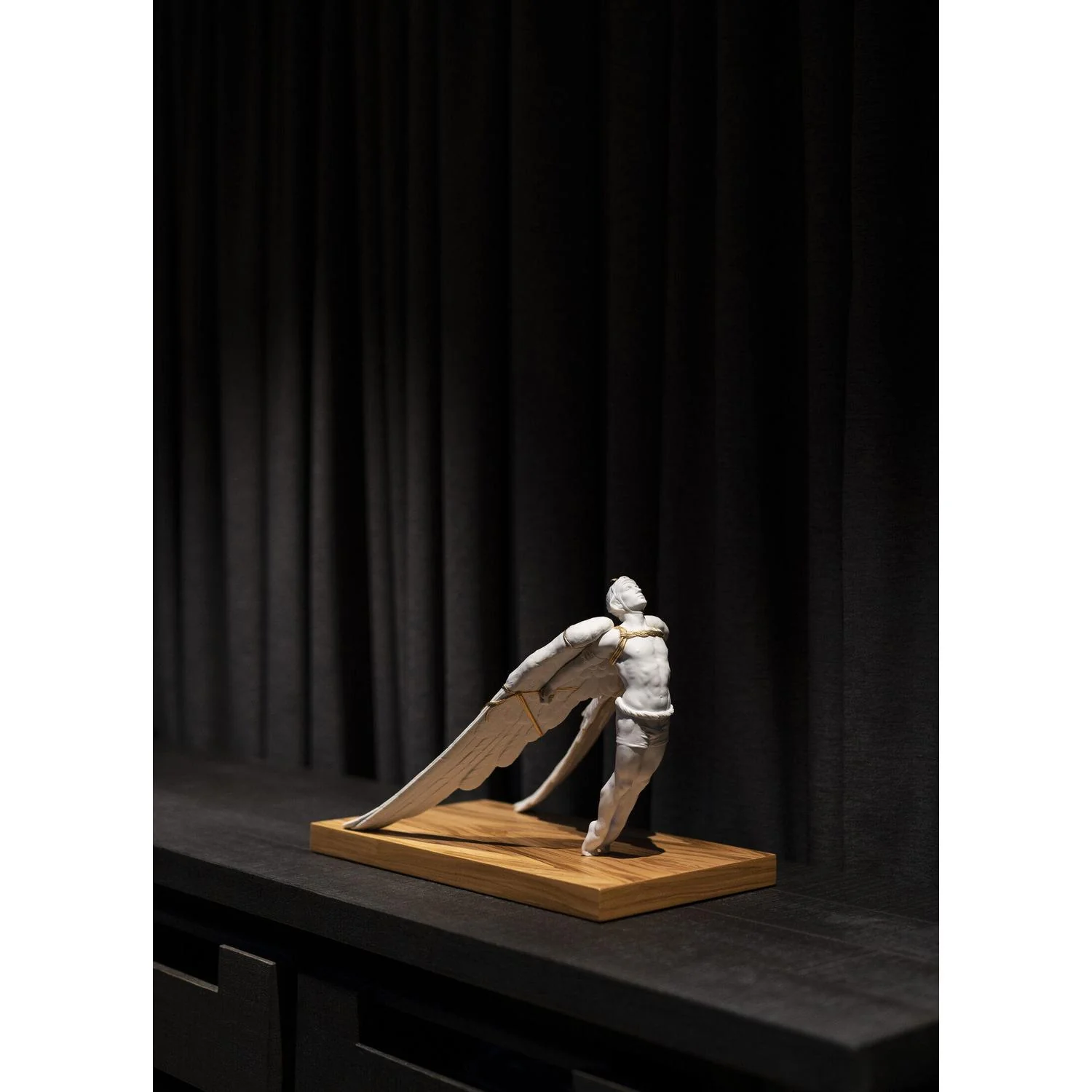 LLADRO' Figurina Icaro 28x38cm Porcellana - Image 3
