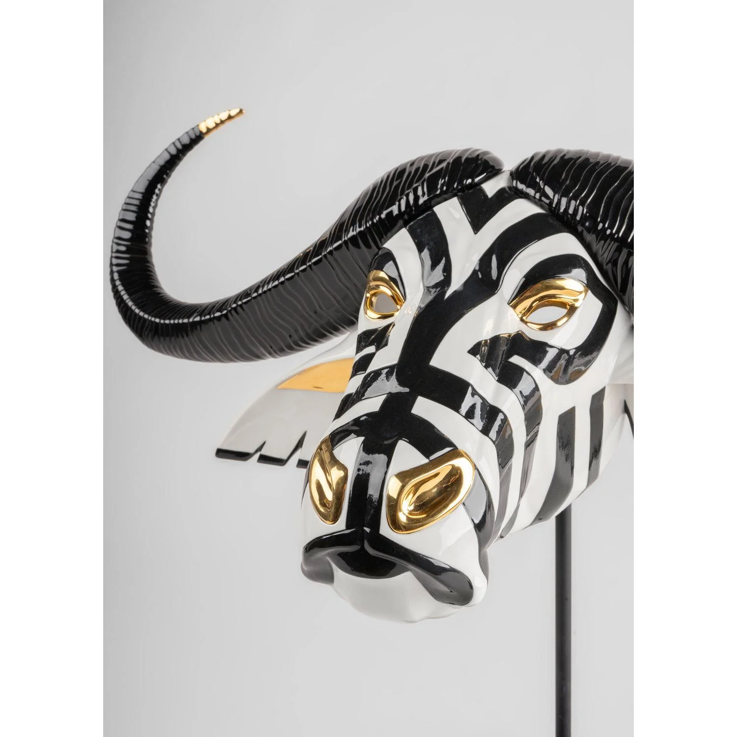 LLADRO' Maschera Bufalo Nero e Oro 36x67cm Porcellana - Image 5