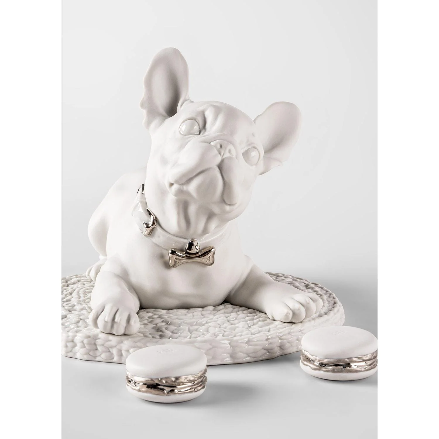 LLADRO' Scultura Bulldog Francese con Macarons Re Deco 24x29cm Porcellana - Image 3