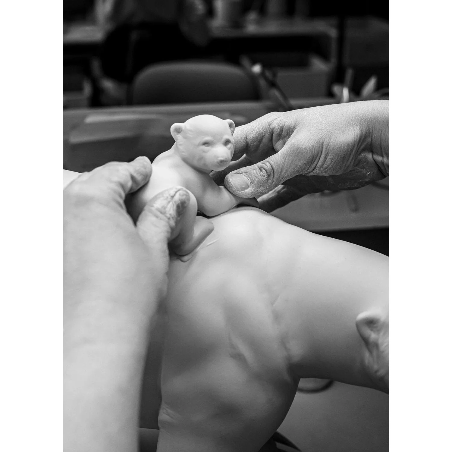 LLADRO' Scultura Mamma Orsa e I Suoi Piccoli Underwater 25x39cm Porcellana - Image 6
