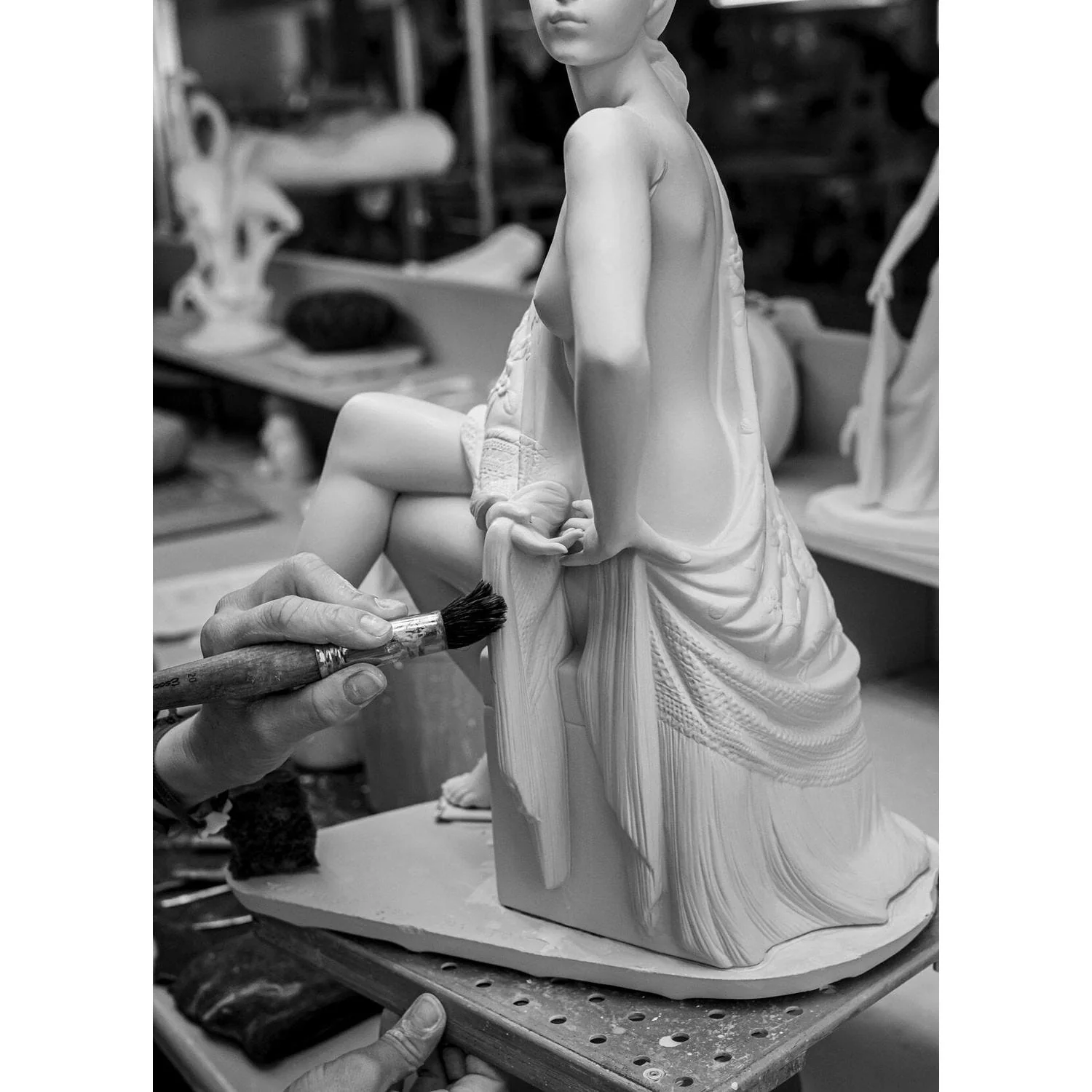 LLADRO' Scultura Nudo con Scialle Metallizzato 44x30cm Porcellana - Image 6