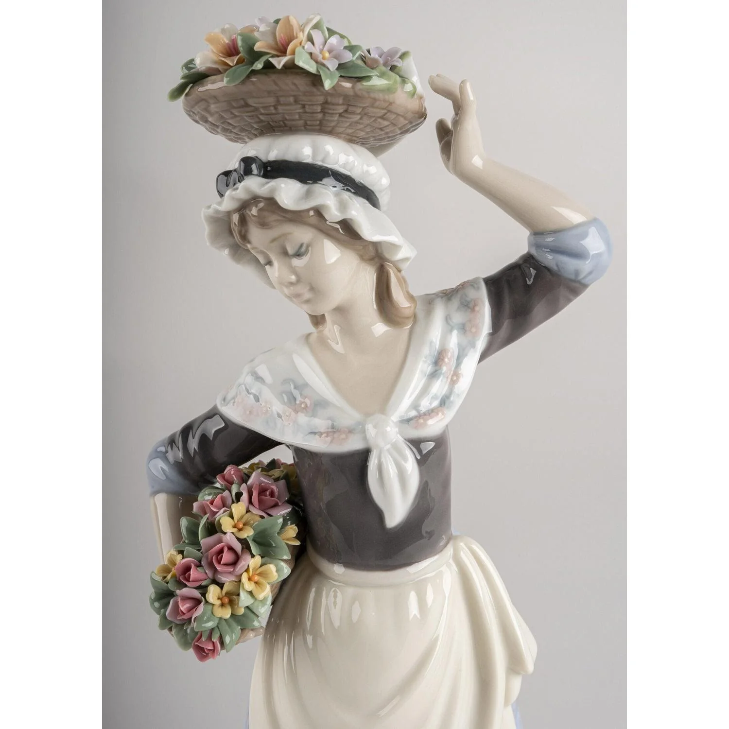 LLADRO' Scultura Raccolta di Fiori 29x14cm Porcellana - Image 3